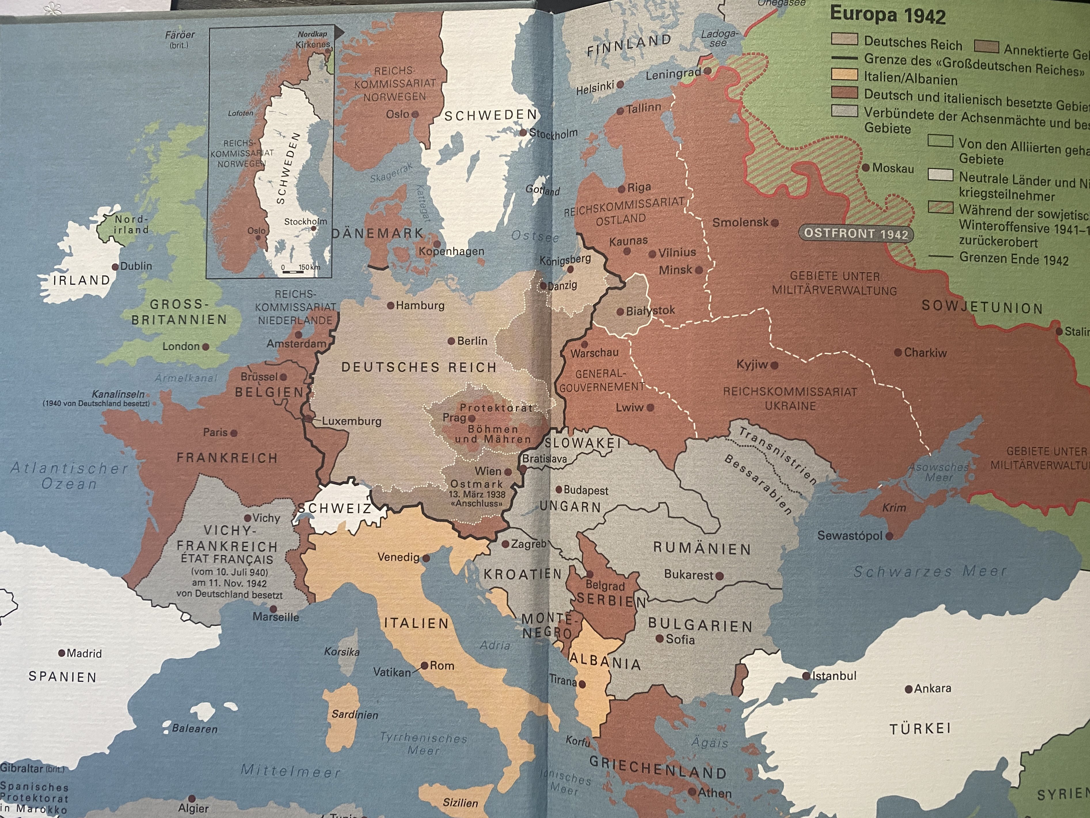 Eine Landkarte Europas aus dem Jahr 1942, die die Ausdehnung des nationalsozialistischen Deutschlands und die besetzten Gebiete zeigt, farblich markiert zur Darstellung der Kontrolle.